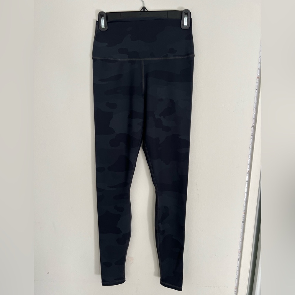 Gently Used Alo Yoga High Waist Vapor Leggings in Black Camo Small